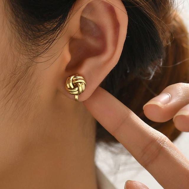 SHEIN 1 Pair Gold Twisted Cable Small Clip-On Earrings, Minimalist Metal Non-Pierced Decoration For Women, Everyday & Festive Occasions