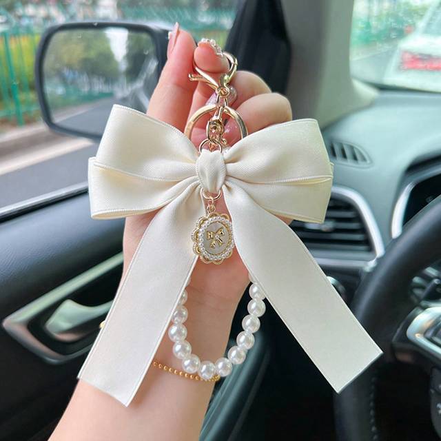 SHEIN 1 Beige Faux Pearl Chain Large Minimalist Fashion Bag Pendant Car Keychain Personalized Ribbon Bow Tie Pendant Suitable For Women Bag Accessories Gift