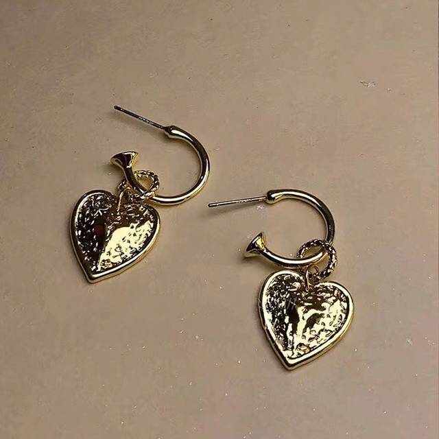 SHEIN 1pair European And American Style Heart Shaped Gold-Plated Heavy Metal Dangle Earrings, Great For Fashion Street Photography Women&#39;s Autumn Valentines