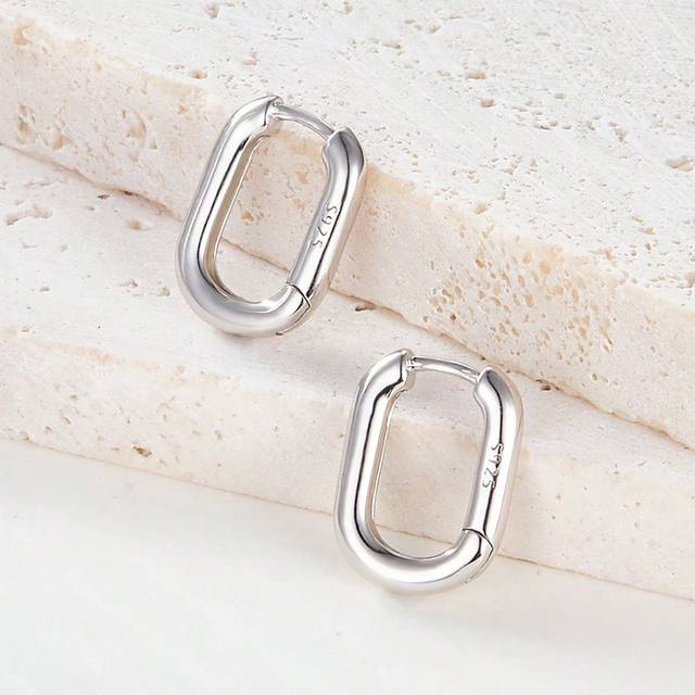 Ett par örhängen i 925 sterlingsilver, släta, enkla små cirklar, ljusa, lyxiga och eleganta örhängen för kvinnor och män, lämpliga för vardagsbruk, fr