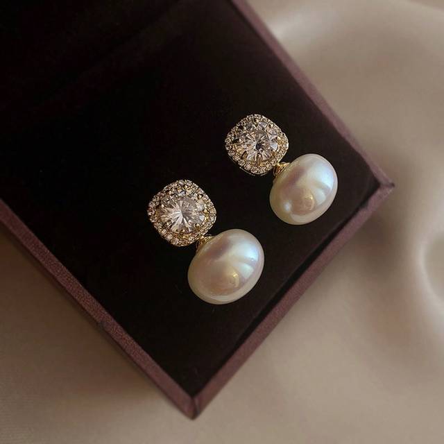 SHEIN A Pair Of Rhinestone And Faux Pearl Petite Stud Earrings