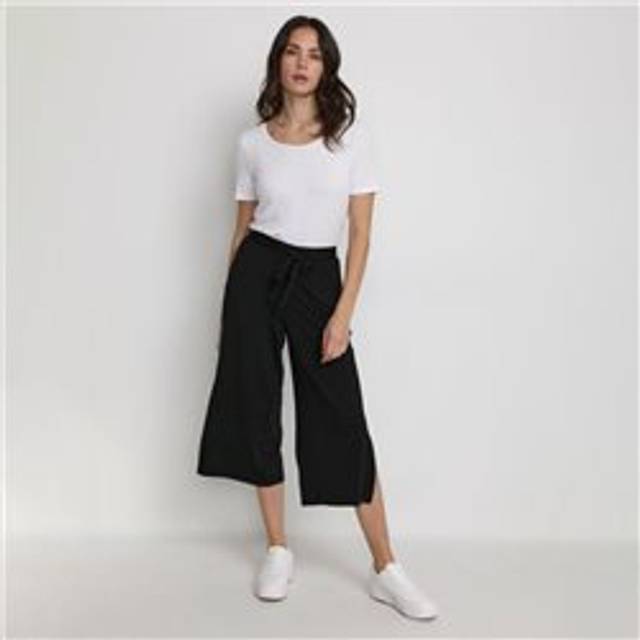 Malli Wide-Leg Cropped Trousers - Black deep - Danish brand KAFFE has been offering timeless collections adorned with feminine details since 1993. The label offers a range of versatile, minimalistic styles that look and feel great, making your daily edit stylish and effortless.