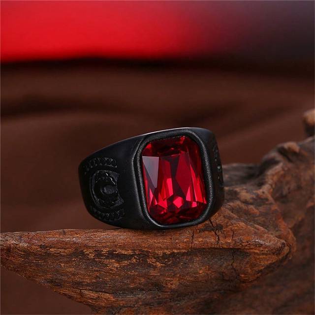 En cool och personlig ring för män i svart och guld i punkstil med röd ädelsten, modetillbehör och present (7,9,11,13,6,8,10,12,14)