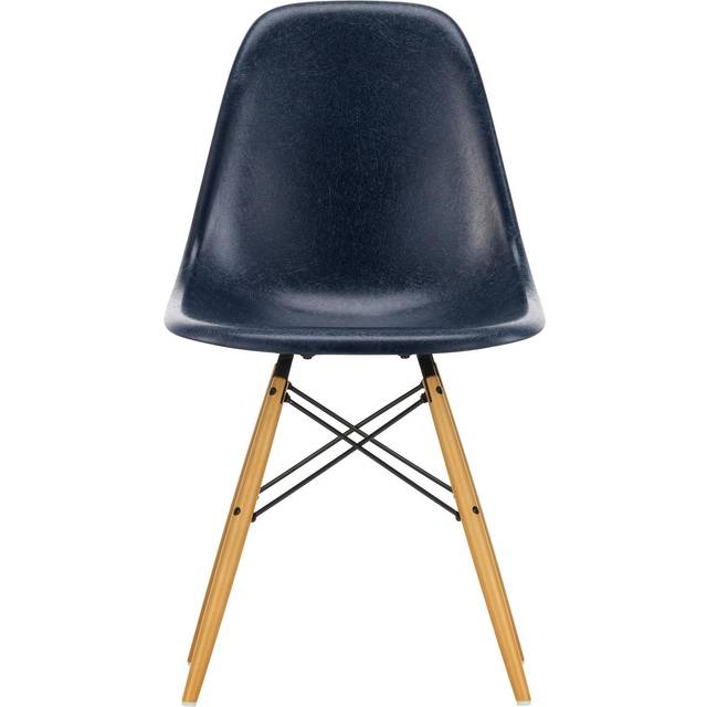 Vitra Eames Fiberglass Chairs DSW stol navy blue, lönnben