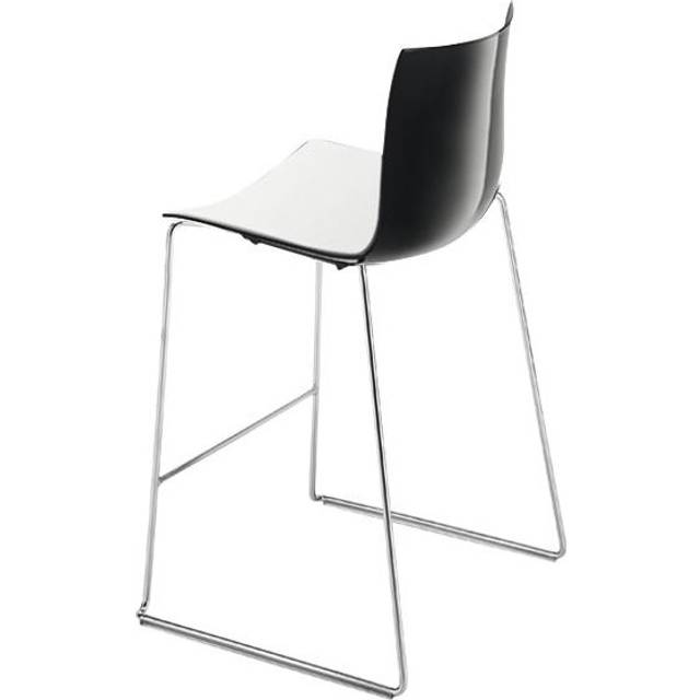Arper - Catifa 46 0474 Bar Stool Low Bicolour Frame Chrome - weiß/schwarz/Außenschale glänzend/innen matt/Gestell verchromt/Sitzhöhe 64cm - black (51.0 x 59.5 x 99.0cm)