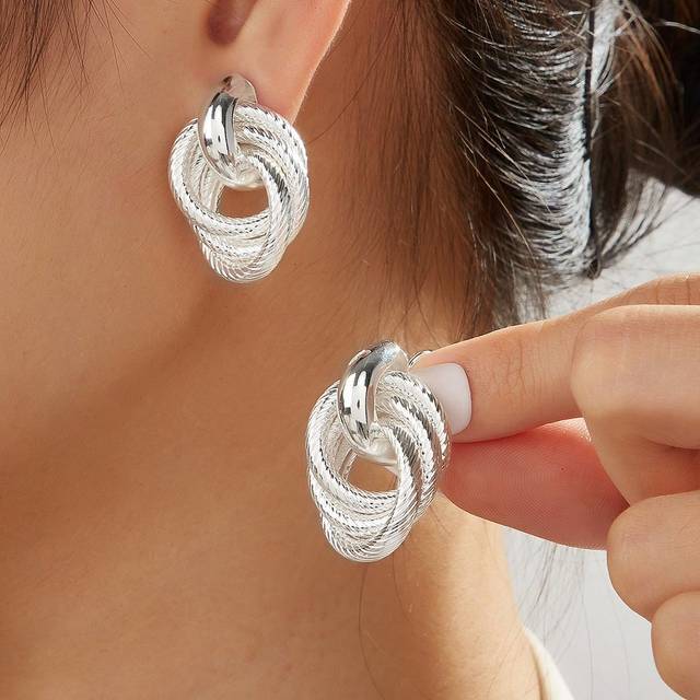 SHEIN 1pair European & American Style Cool Twisted Creased Texture Clip On Earrings