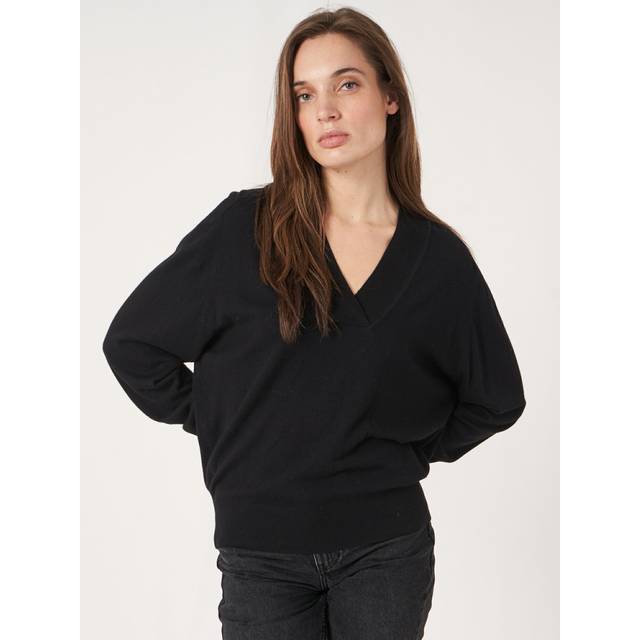 Super fine knit V-neck sweater