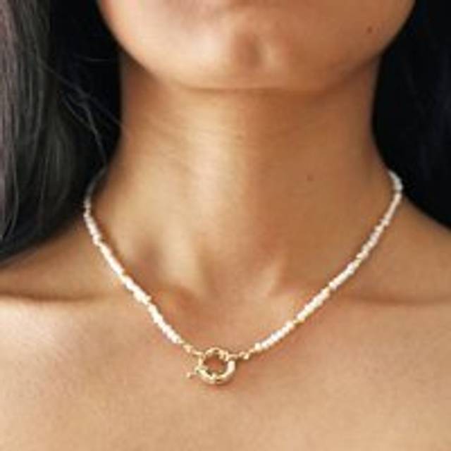 Round Clasp and Pearls Necklace in Gold - white/gold - one size