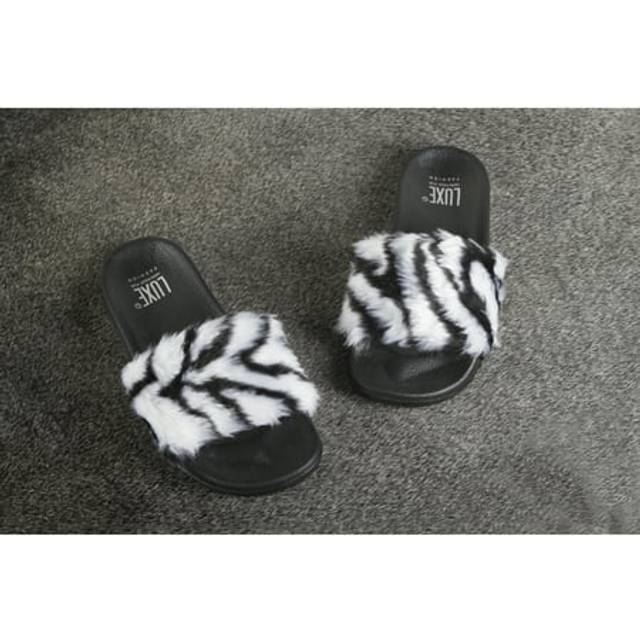 Luxe Faux Fur 676685048134 0.91 in. Sheepskin Slide Slippers - Zebra with Black Sole