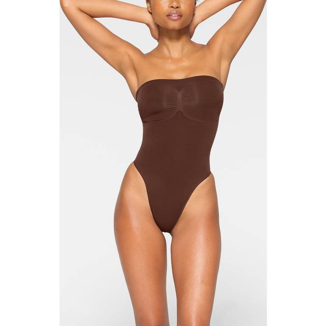 SKIMS Strapless Thong Bodysuit | Deep Neutral | Medium | Seamless Sculpt - Cocoa