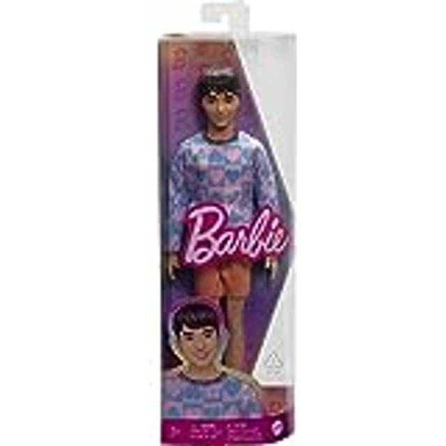 Barbie Fashionistas Ken-docka nr 219 med smal kroppstyp klädd i en avtagbar långärmad rosablå mönstrad tröja och rosa shorts, HRH24