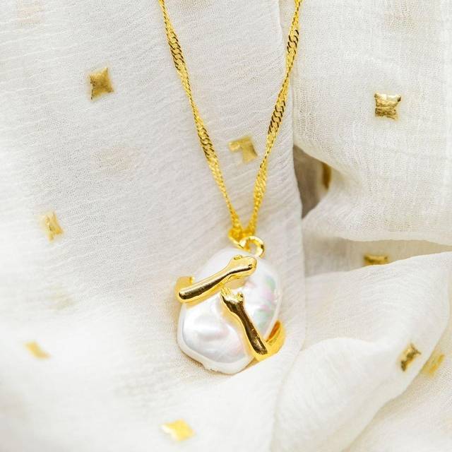 Two Hands Love Hugging White Stone Square Pearl Pendant Necklace - Gold - One Size