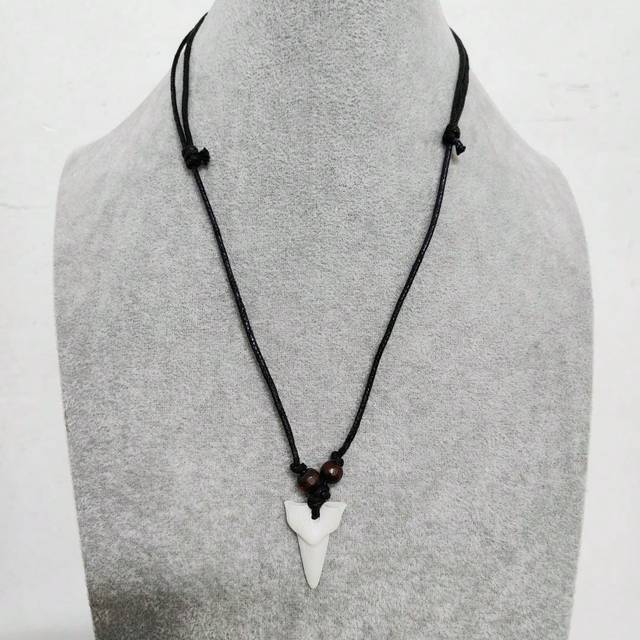 SHEIN 1pc Authentic Style Shark Tooth Necklace - Rustic Wooden Beads And Durable Rope, Meticulously Carved Bone Imitation, Suitable For Men And Women Fashio