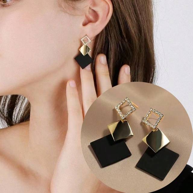 1 par High-end Diamantformad Örhängen med knoppar , Fashionabel Koreanska Stil Lång Örhängen För Dagligt slitage Och Halloween Presenter - Svart (En-Storlek)