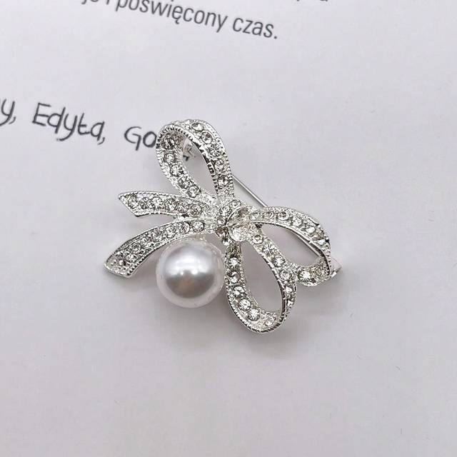 SHEIN 1pc Japanese Style Cute Bowknot Brooch, Prevent The Clothes From Slipping, Decorate The Coat, Suit, Or Dress Valentines