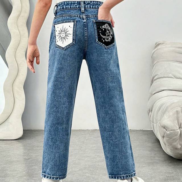 SHEIN Tween Girls&#39; Sun, Moon, Human Face Embroidered Jeans