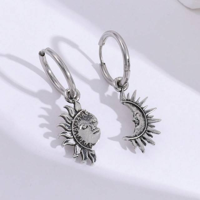 SHEIN 2pcs Men&#39;s Sun & Moon Alloy Pendant Dangle Asymmetric Earrings