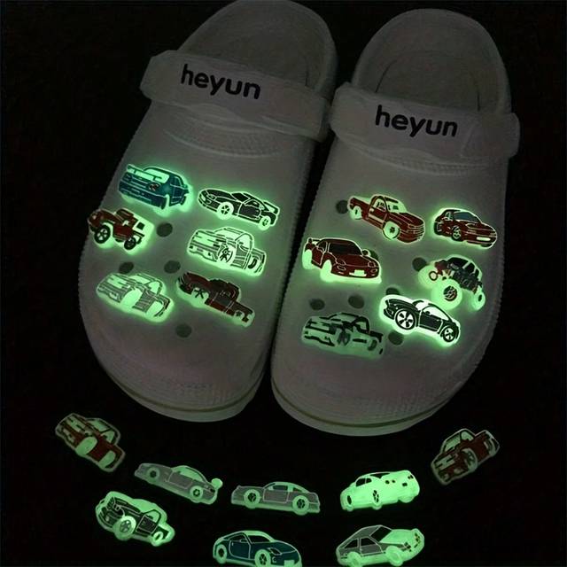 10 st/set självlysande bilserie skoberlocker för träskor sandaler skor dekoration DIY-tillbehör Glow in the Dark - Röd