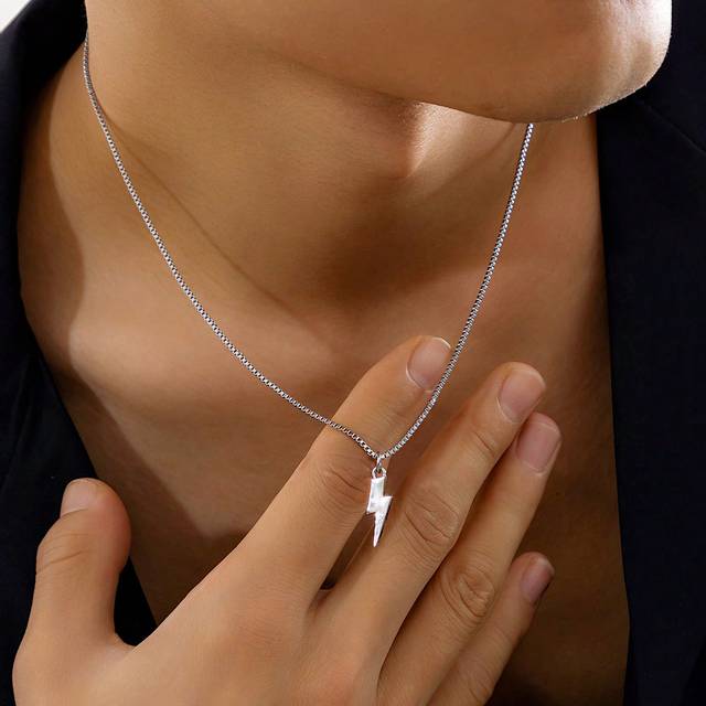1 st. Fashionabel Stickbloss Blixt Formad Halsband Hängsmycke För män , Lämplig För Dagligt slitage , Presenter För Vänner Eller Festivaler - Silver (En-Storlek)