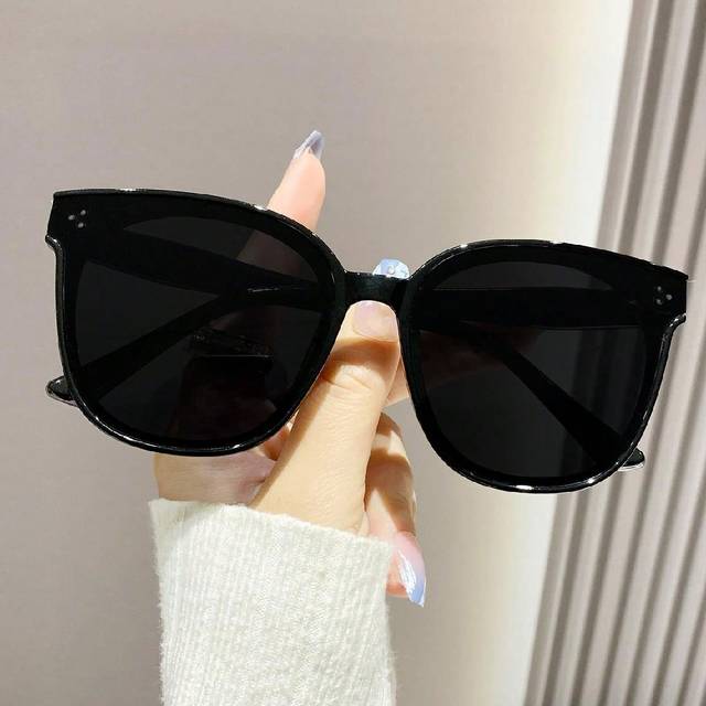 SHEIN 1pc Retro Square Frame Sunglasses For Women Plastic Fashion Classic Decorative Outdoor Travel Beach Vacation Anti-Uv Glasses Sunglasses Beach Sun Glas