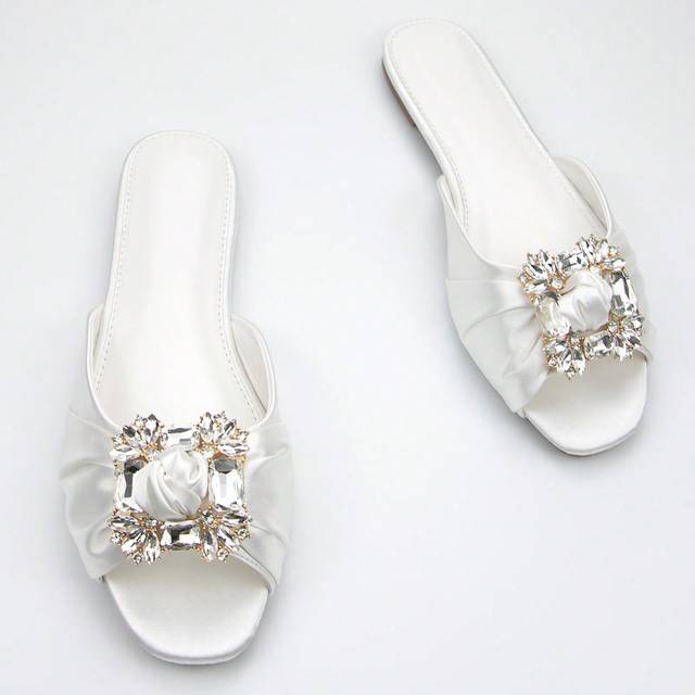 Kvinnors Elegant Platta Sandaler Med Glänsande strass Spänne Detaljering , Vit Material , Bekvämt För Dagligt slitage , Bröllop , Party - Vitt (EUR35,EUR36,EUR37,EUR38,EUR39,EUR40,EUR41,EUR42,EUR43)