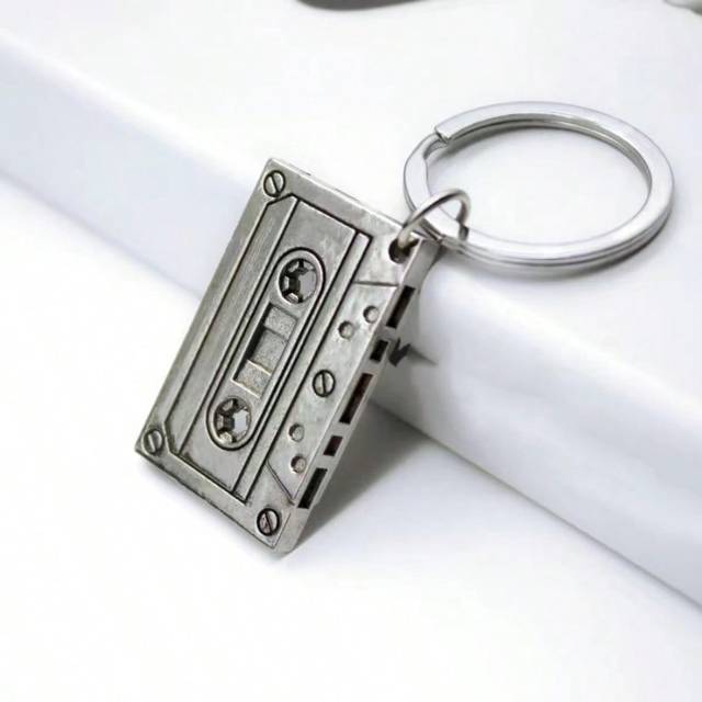 SHEIN 1pc Unisex Vintage Cassette Tape Personalized Keychain, Gift For Friends, Couple Keyring, Bag Pendant