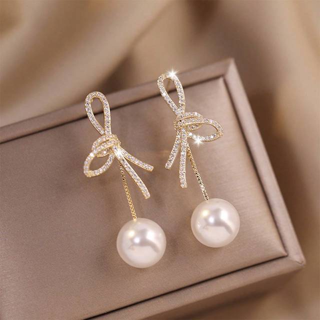 SHEIN 1pair High-End Luxurious Faux Pearl & Rhinestone Decor Butterfly Shaped Dangle Earrings For Women, Fashionable & Personalized Ear Studs