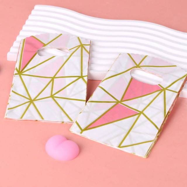 SHEIN 45pcs/Set Mini Plastic Gift Bag With Gold Trim Triangle Shape Handle Bag For Party Jewelry Shop Gift Package,