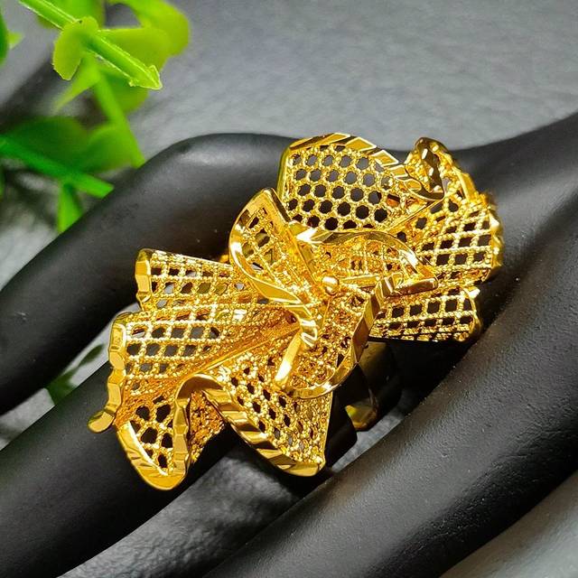 SHEIN 1pc Dubai Gold Plated Hollow Out Flower Ring For Women Square Shaped Bridal Jewelry For Saudi Arabian, And African Area Valentines,Mom,Mother,Mother&#39;s