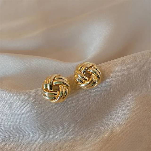 Ett par 18K guldpläterade enkla örhängen med runda knutar Guldbollboll Söta eleganta örhängen (En-Storlek)