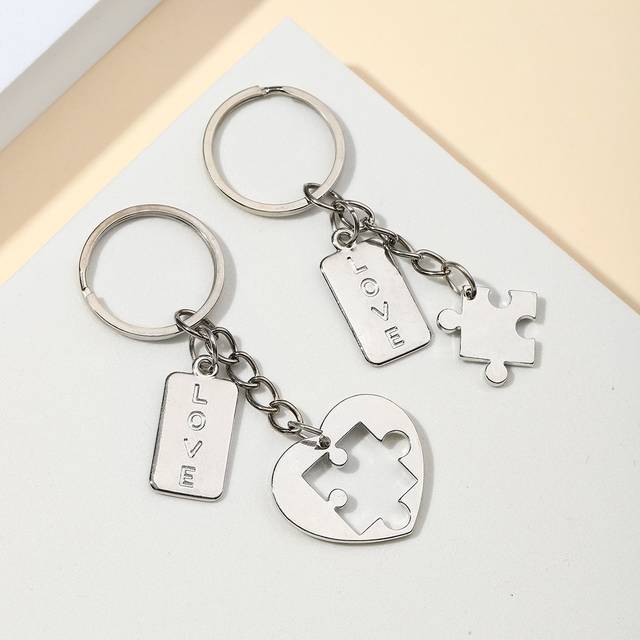SHEIN Street 2pcs Couple Puzzle & Rectangle Charm Keychain Valentine&#39;s Day Car Accessories Bag Charm
