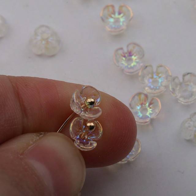SHEIN 50pcs Resin Three Petals Seashell Flower Beads With Hole For Diy Handmade Jewelry Accessories, Hair Accessories Material, 6mm