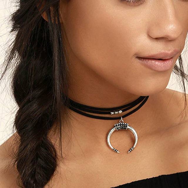 SHEIN 1pc Bohemian Style Turquoise Alloy Pendant Necklace, Vintage Layered Cross-Border Jewelry/Leopard Print Necklace/Dark Gothic Style Red Necklace/Choker