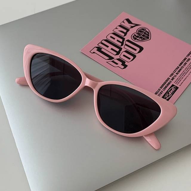 SHEIN 1pc Women&#39;s Pink Cat Eye Fashion Glasses, Sunscreen Retro Style Eyewear For Holiday Beach Street Photography Shades Beach Accessories Beach Accessorie