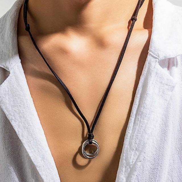 SHEIN 1pc Men&#39;s Retro Punk Style Round Pendant Pu Leather Necklace