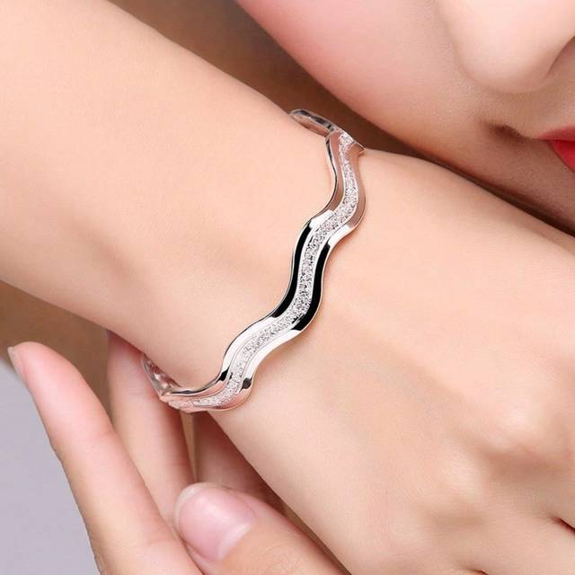 SHEIN 1pc, Frosted Wave Open Bracelet For Women - Double Ring Love Bracelet For Girlfriends, Mother&#39;s Day, Birthdays, And Parties Valentines