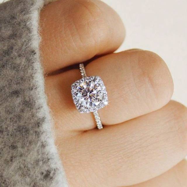 SHEIN 1pc Plated White Gold Rhinestone Studded Pigeon Egg Ring, Fashionable And Romantic Engagement Ring, Valentine&#39;s Day Gift, Ladies&#39; Rhinestone And Cubic