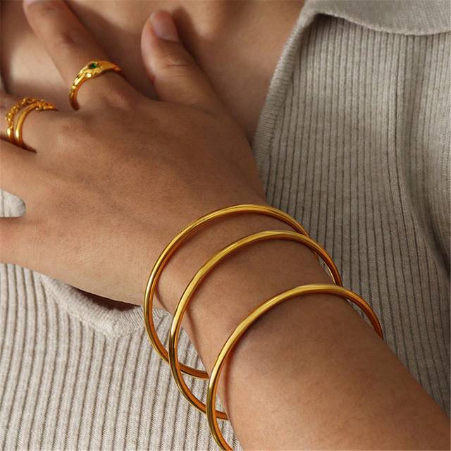 VKHK 1pc Simple 18k Gold-Plated Stainless Steel Bangle Bracelet With Circular Aperture, Gift For Girls