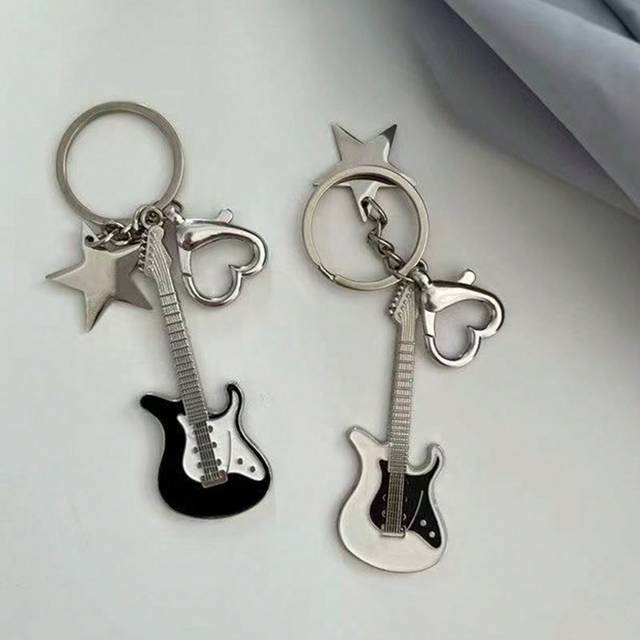 1 st/1 par Cool Flicka Stil Elektrusk Gitarr & Stjärna Hänge , Bas Nyckelkedjor , Retro & Trendig Ins stil Nyckelring Hänge , Lämplig För Bil Nycklar - Multifärgad (1 st vit,1 st svart,1 par svart och vitt,1 par svart,1 par vit)