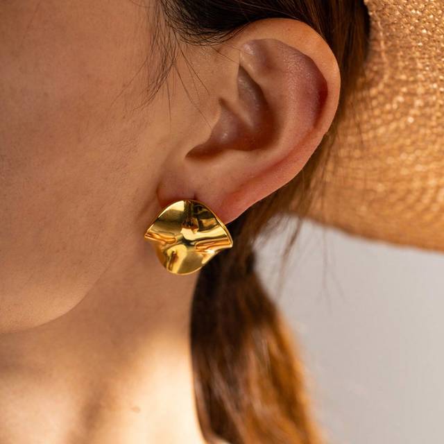 SHEIN 1 Pair Of Titanium Steel 18k Gold Stainless Steel Round Pleated Earrings New Elegant Internet Celebrity Female High-End Earrings