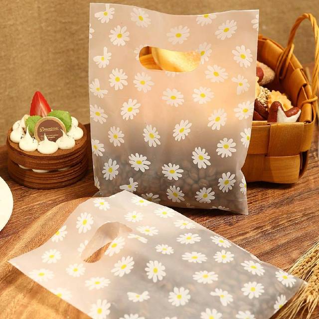 SHEIN 50/100Pcs Daisy Patterned Gift Bag With Plastic Handle, Plastic Gift Bag Self-Adhesive Bags Perfect For Mother&#39;s Day, Parties, Holidays, Birthday, Wed