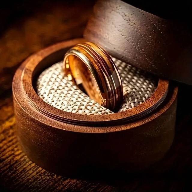 SHEIN 1pc Elegant Men&#39;s Fashion Stainless Steel Ring With Delicate Wood Grain & Rose Gold Tone, Great For Engagement, Wedding, Anniversary, Birthday And Par