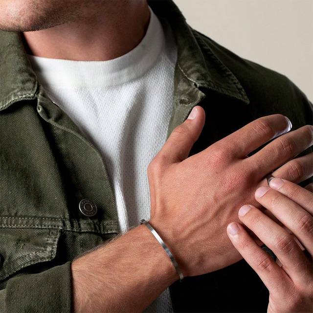 SHEIN Men&#39;s Adjustable Stainless Steel Bracelet, Silver Color C Shaped Minimalist Design, Delicate And Suitable For Daily Wear