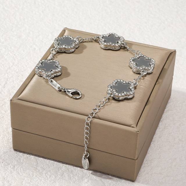 SHEIN 1pc Fashionable & Elegant Grey Clover With Rhinestone Detailing Women&#39;s Bracelet (No Gift Box) Valentines,Mom,Mother,Mother&#39;s Day,Gift