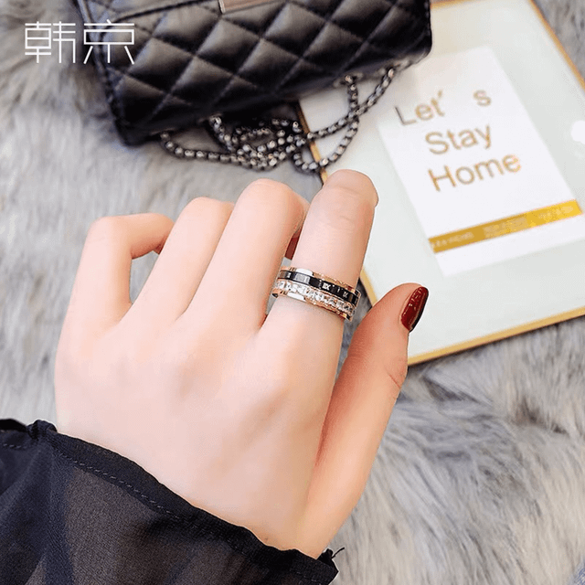 SHEIN 1pc Niche & Luxury Roman Numerals Double Circle Titanium Steel Micro-Inlaid Cubic Zirconia Ring, Ideal For Women&#39;s Commuting & Street Style / Valentin
