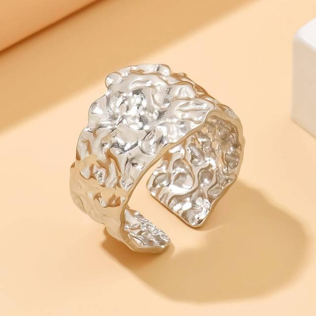 SHEIN 1pc Vintage Wide Asymmetrical Hammer Pattern Stainless Steel Ring, Personalized Exaggerated Texture 18K Gold Plated Accessories For Women, Daily Wear