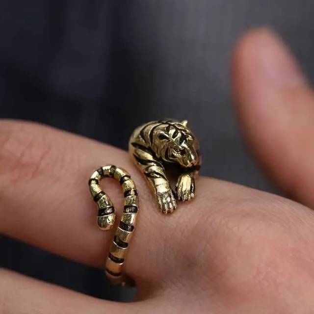SHEIN Personality Vintage Ring Men&#39;s Creativity Tiger Head Ring Open Mouth Tiger Ruffle Cuff Ring