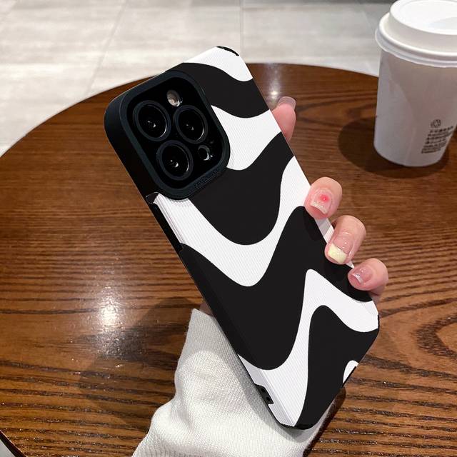 Apple 1st PU TPU Black & White Wave Pattern Protective Phone Case Kompatibel med Iphone 11, 12, 13, 14, 12 Pro Max, 13 Pro Max, 15, 15 Pro, 15 Plus, 1 - Svart och Vitt (Multi-size)