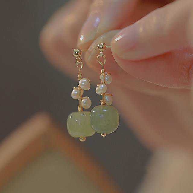 SHEIN 1pair Faux Jade Noctilucent Twisted Design Imitated Faux Pearl Earrings Suitable For Women