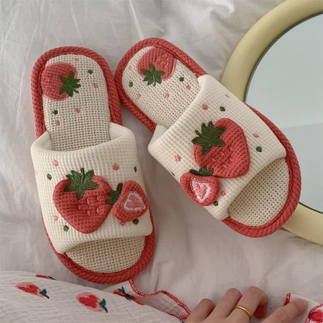 SHEIN Women&#39;s Linen Cute Strawberry Pattern House Slippers, Casual Soft Open-Toe Fluffy Flat Bedroom Slippers